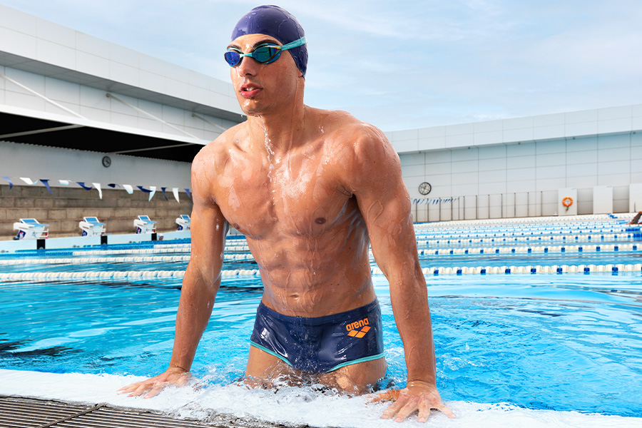 Nuotatore che emerge dall'acqua con effetto splash luminoso